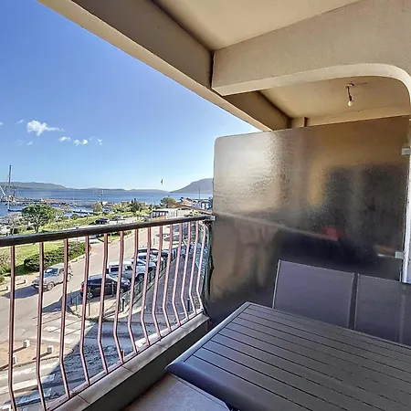 Pretty Cocoon With Harbour View Daire