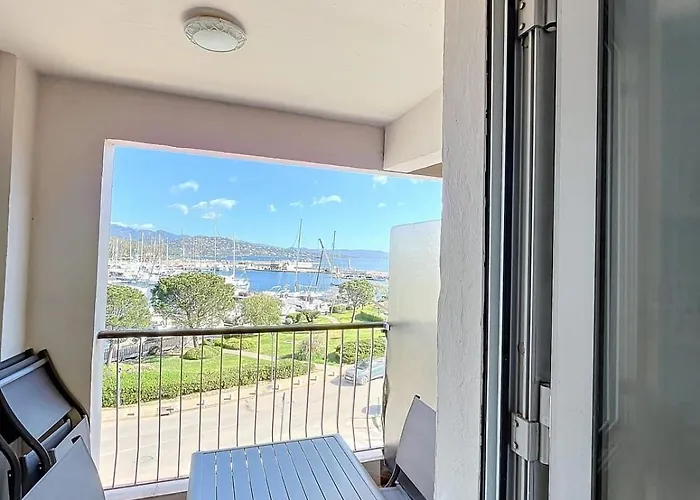 Pretty Cocoon With Harbour View *